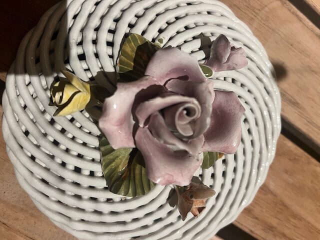 Coupelle tressée au couvercle fleuri – Image 5